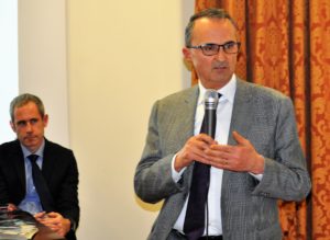 Renzo Lotto, sindaco di Grisignano di Zocco; sullo sfondo il tecnico comunale Alberto Carretta. Nella foto di apertura i laghetti del Sile presso Quinto di Treviso.